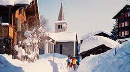 schnee kirche graechen skifahrer